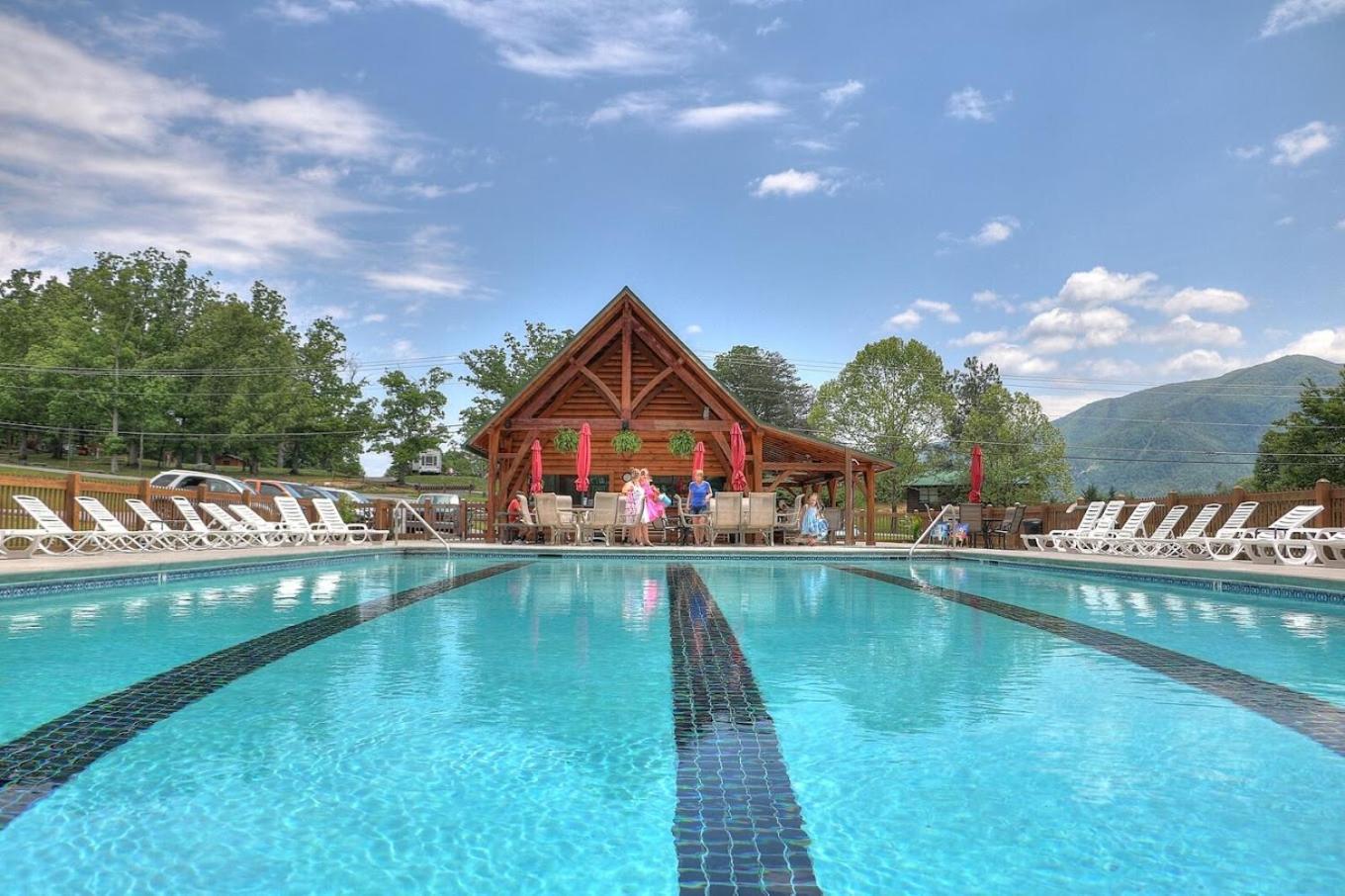 Bears Valley Inn - Great Location! - Peaceful, Children And Dog Friendly Retreat - Less Than 15 Min To All Attractions - Private Pool Club & Fishing Hole - Game Room With Tv Sevierville Dış mekan fotoğraf